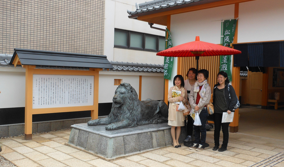 ライオン像と記念写真